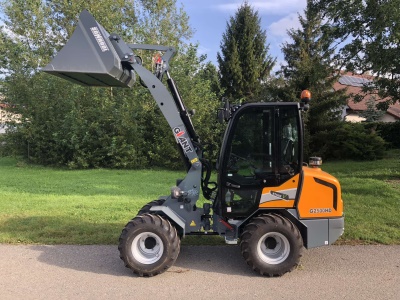 Kloubový nakladač GiANT G2500 HD